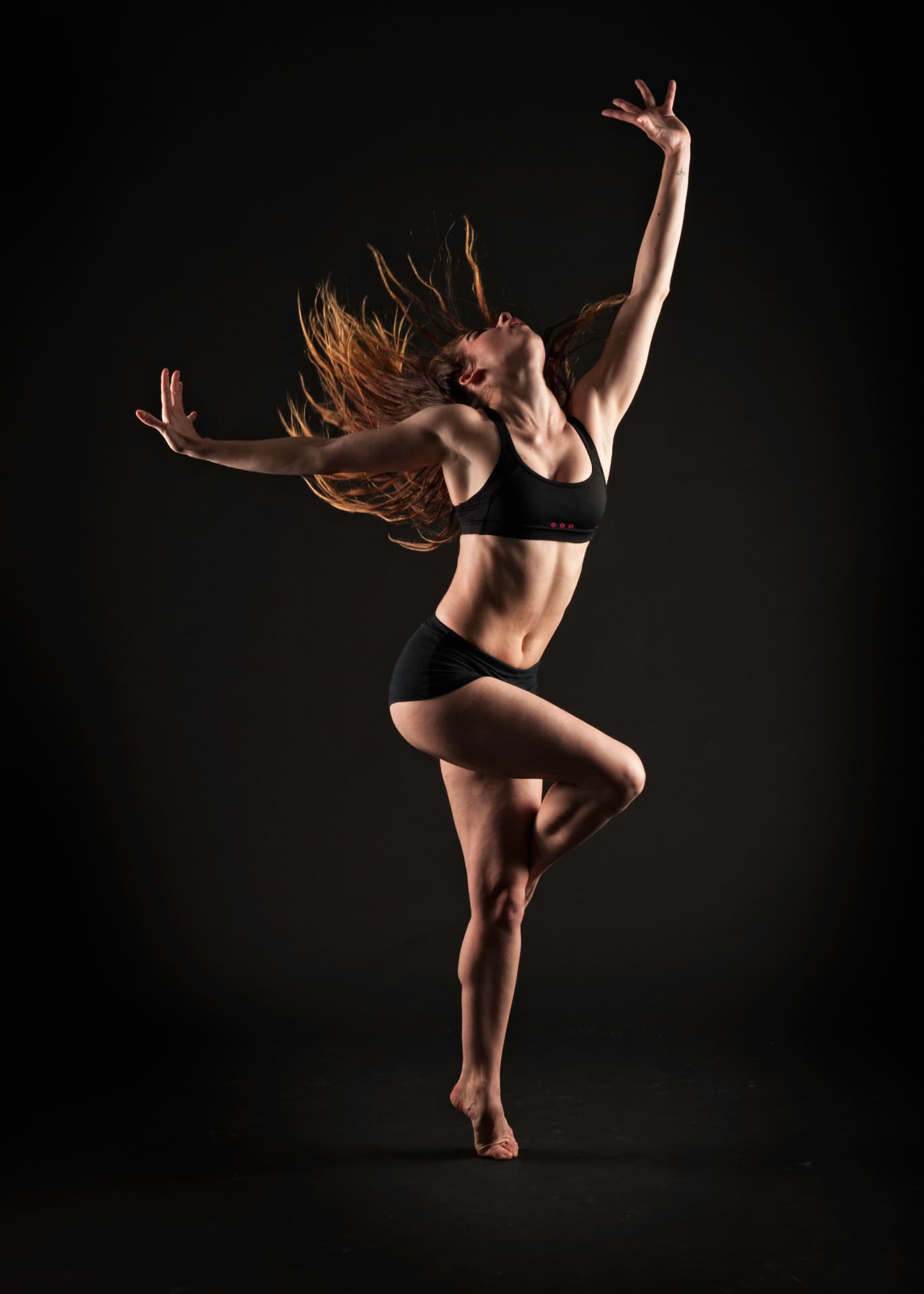 Danse en extension, fond sombre