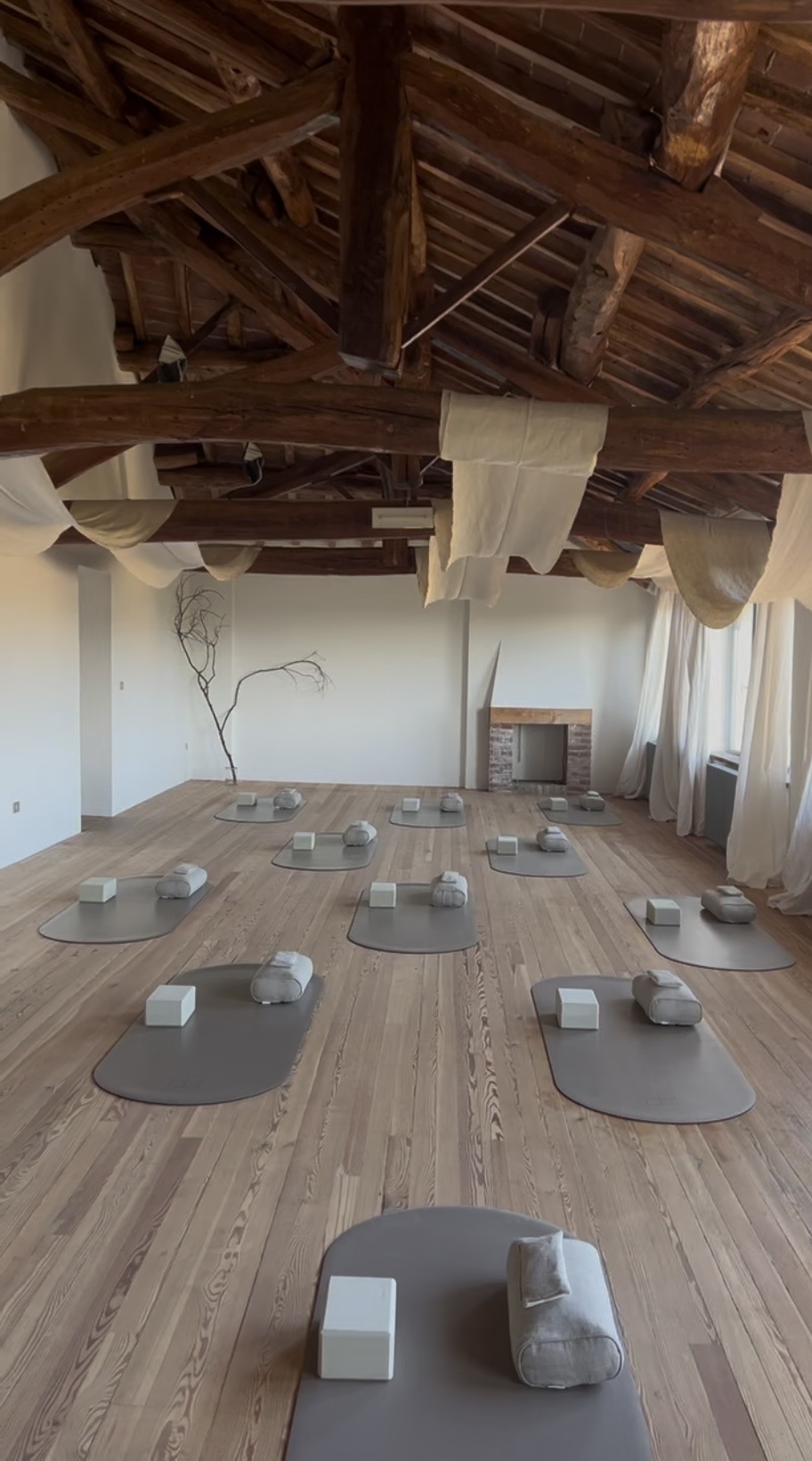 Salle de pratique avec tapis et coussins prêts pour la retraite