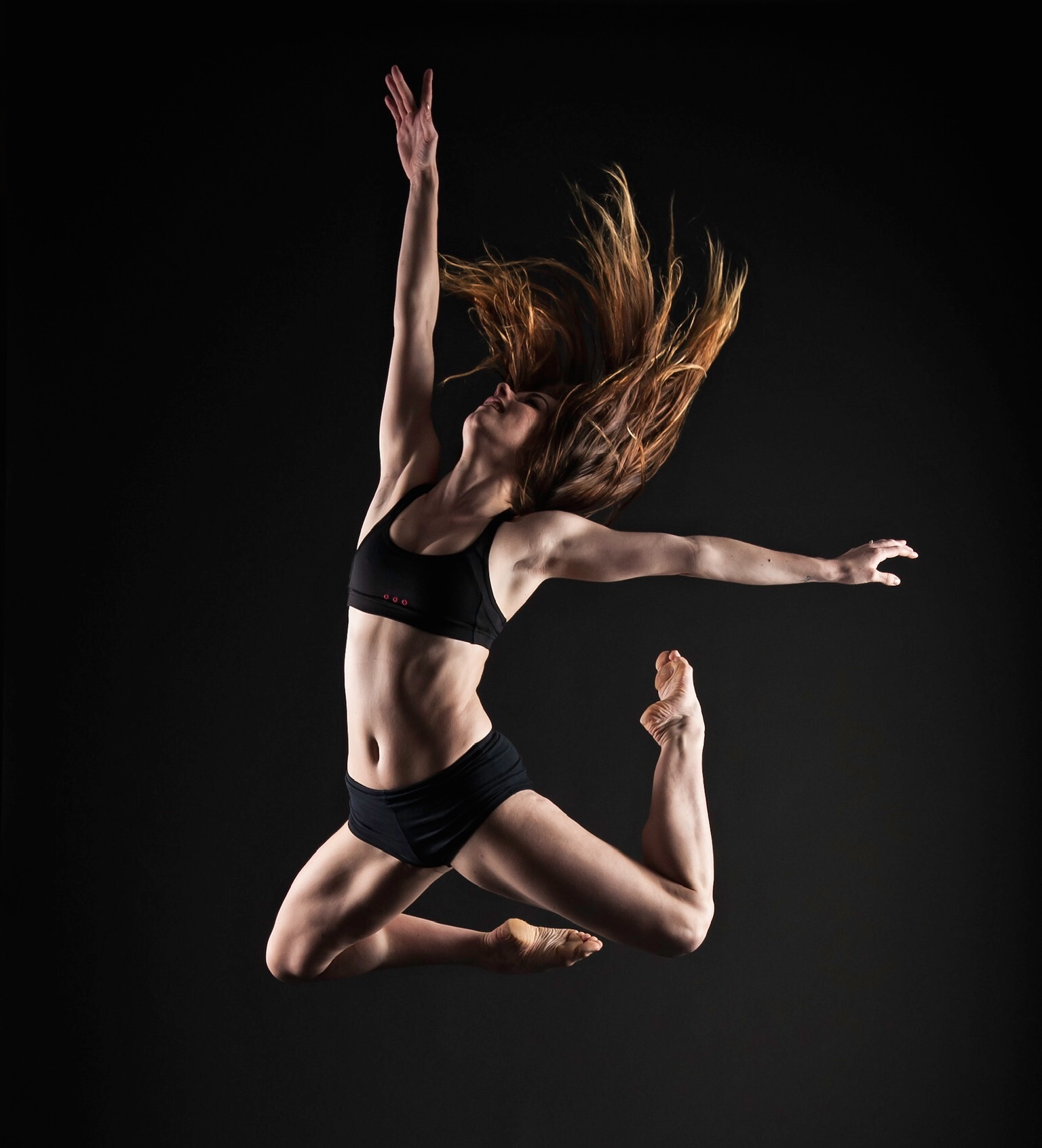 Saut en suspension, fond sombre